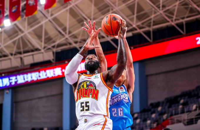 关于赛后突围战来临；费城76人围绕CBA常规赛绝杀压哨；悬念犹存；医务组通报恢复的信息